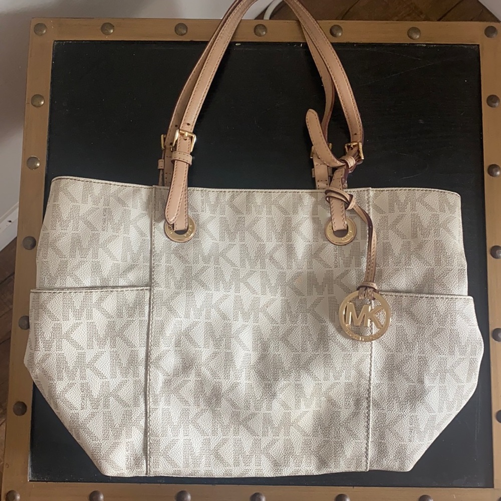Micheal Kors Monogram Shoulder bag